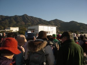 集合した６０名が琴石山に向かって整列