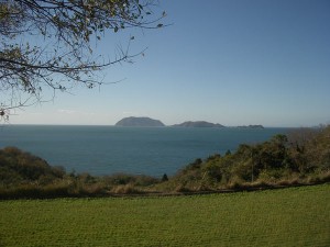 沖に見える島は八島だ