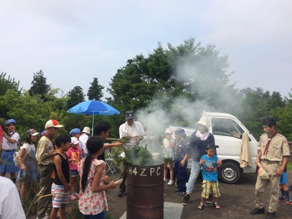 杉枝が子どもたちによって次々に投げ込まれる