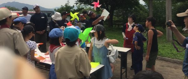 風車を作って遊ぶ子供たち