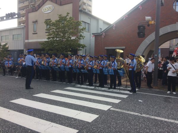 開会の演奏をする消防あ音楽隊