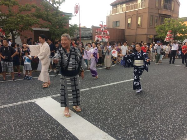 市長も踊りの中に